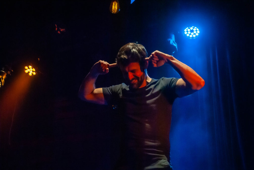 Cédric se tenant sur la scène du théâtre du Grabd Point Virgule durant Expérience Inoubliable