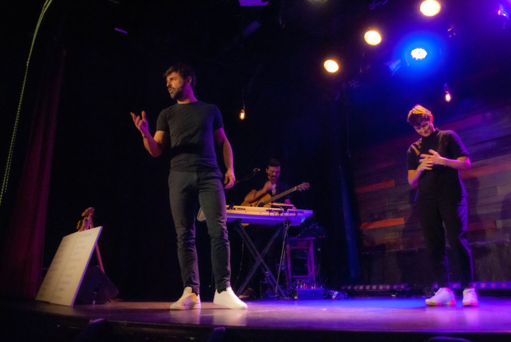 Cédric Fernandez avec Julie Gallibert et William Babin à la musique sur la scène du théâtre du Grand Point Virgule