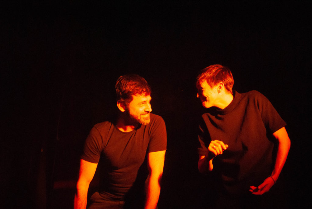 Cédric Fernandez et Julie Gallibert se tenant sur la scène du Grand Point Virgule pour exprimer le théâtre d'impro' en entreprise