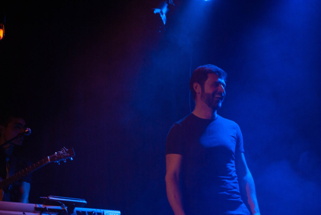 Cédric Fernandez sur la scène du Grand Point Virgule pour illustrer le théâtre d'impro' en entreprise