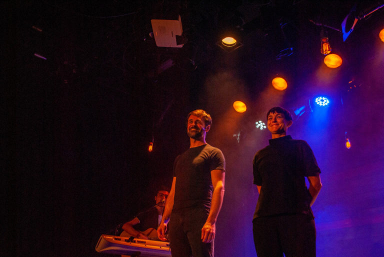Cédric Fernandez sur scène avec Julie Gallibert et William Babin sur la scène du théâtre du Grand Point Virgule durant les dates du Grand Point Virgule pour un spectacle à Paris inoubliable