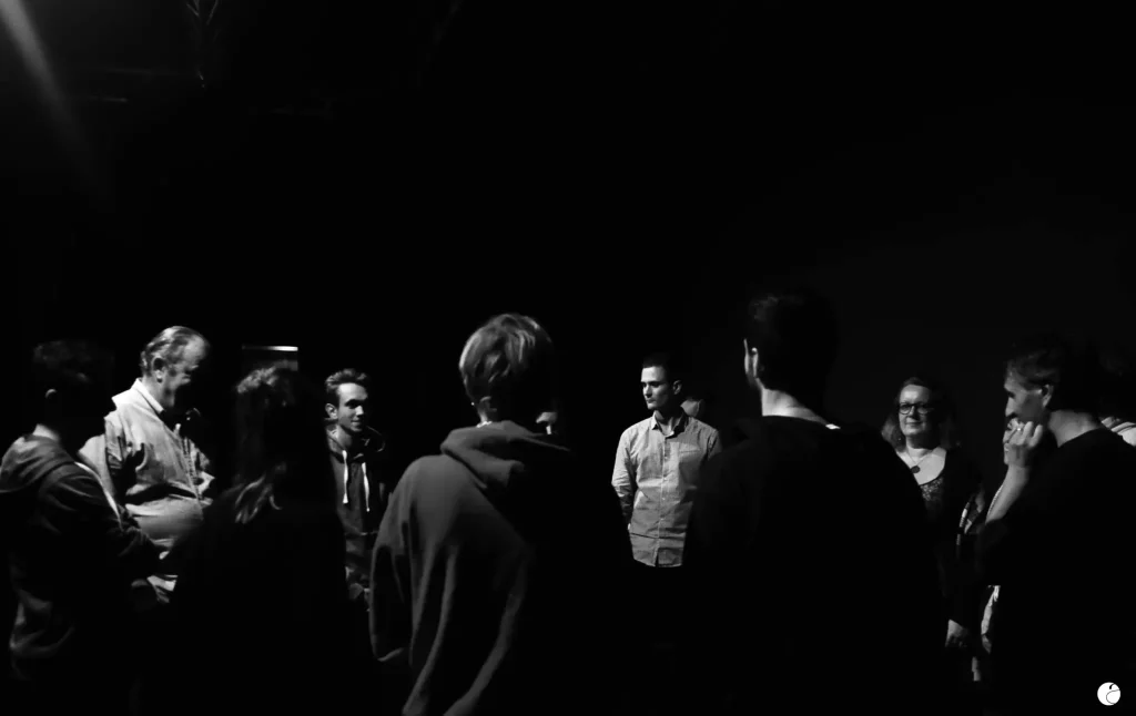 Un groupe de personnes durant des stages et formations d'improvisation