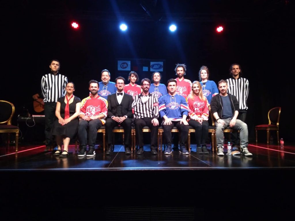 Deux équipes d'un Match d'Impro illustrant le théâtre d'impro' ntreprise