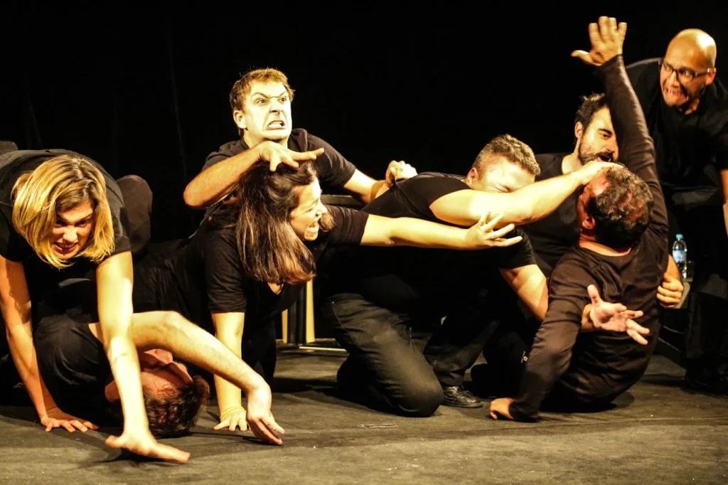 Un groupe de personnes au sol