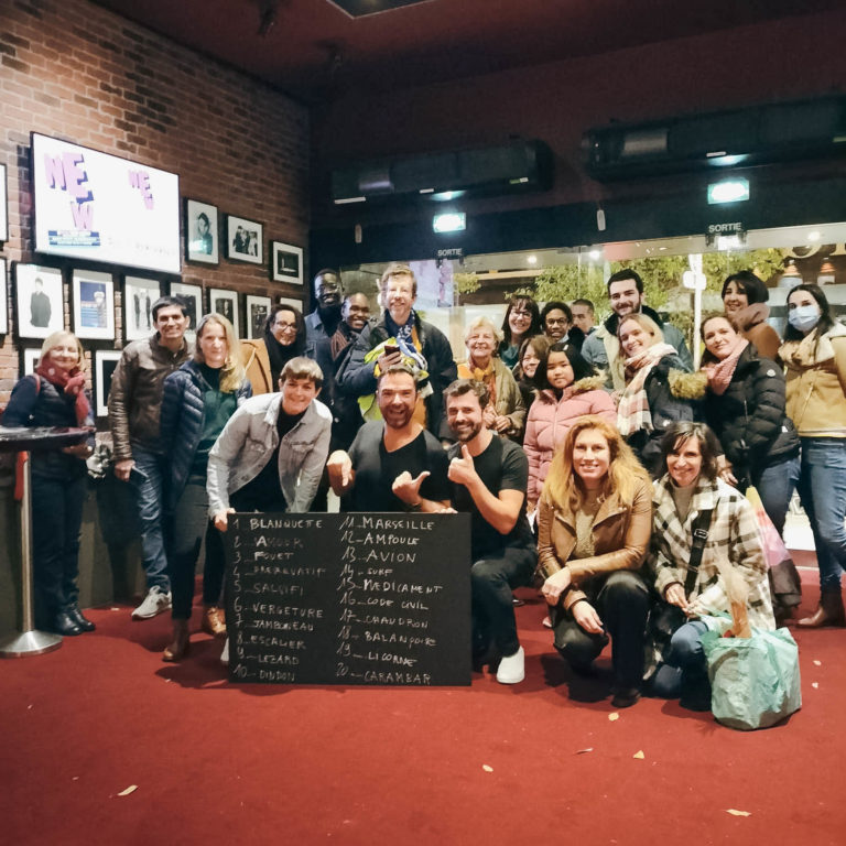 Le public du Grand Point Virgule réunit autour de Cédric Fernandez, Christophe Pusset et Cédric Fernandez au théâtre du Grand Point Virgule après la représentation de Expérience Inoubliable