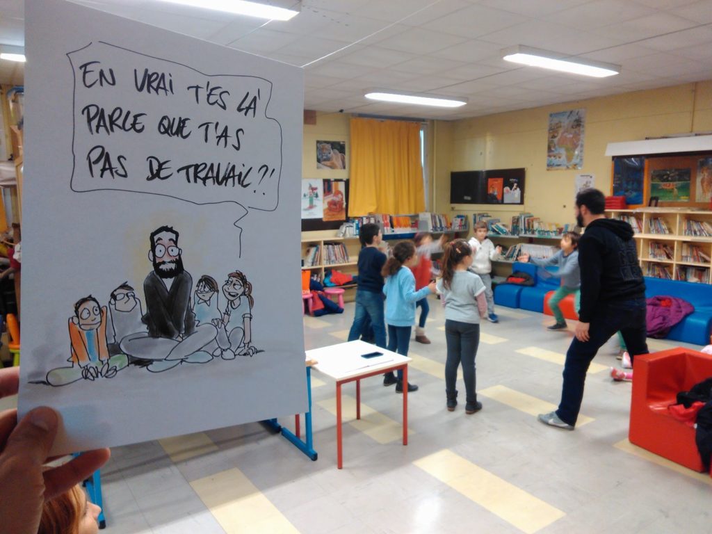 Un dessin de Vincent Meneauge présentant Cédric Fernandez au milieu des enfants pour Mes Mots Rient Kids, spectacle pour enfants